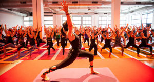 Le yoga "nouvelle génération" : faut-il être Jessica Alba, porter des leggins fluos et vivre sous les tropiques pour pratiquer le yoga?